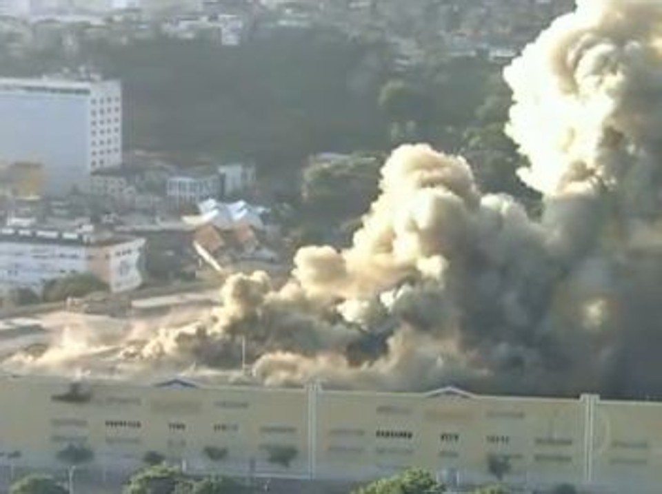 Grande nuvem de fumaça dá uma ideia da dimensão do incêndio | Reprodução/TV Globo