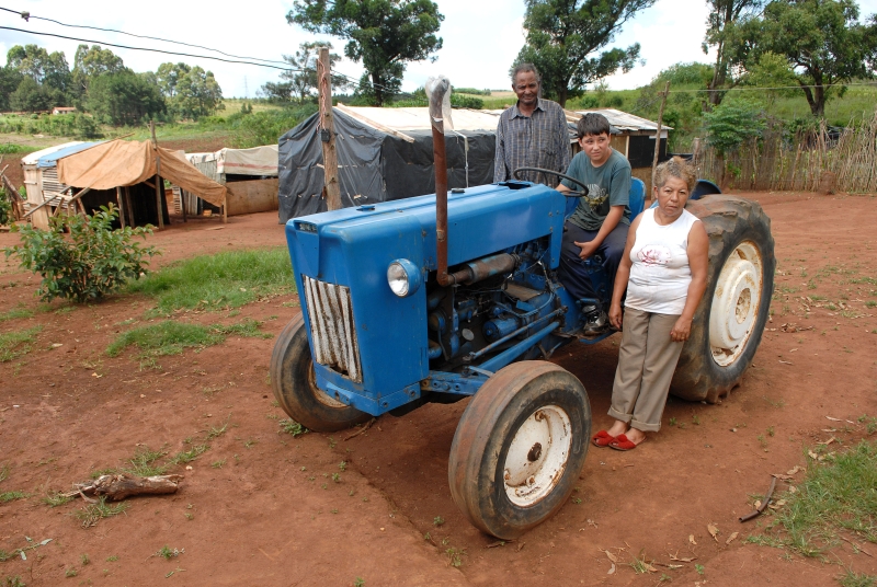 Jhonathan, de 13 anos, no trator que ajudou a comprar para os avós Manoel e Maria da Luz: família aguarda um pedaço de terra em um acampamento do MST, em Ponta Grossa | Celso Margraf/Gazeta do Povo