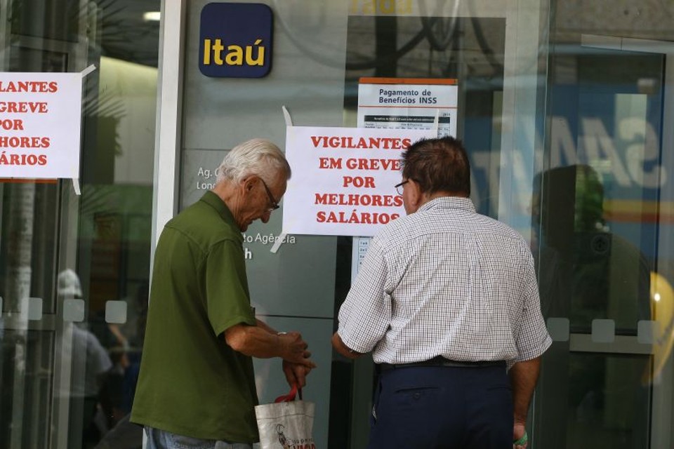 Banco fechado em Londrina: sem um mínimo de dois vigilantes, agências não podem abrir as portas. Mas alguns bancos estariam desrespeitando a regra | Roberto Custódio/ Jornal de Londrina
