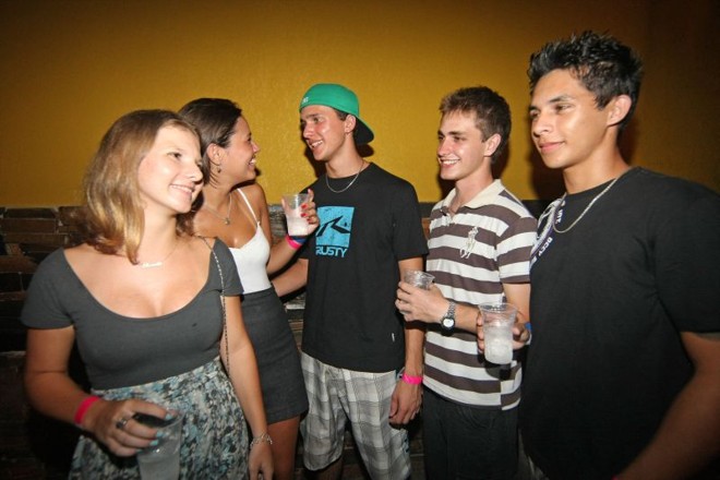 Renata Ziliotto, Luisa Tavares, Thiago Simione, Jorge Augusto e Edward Rafael em plena ação na balada | 