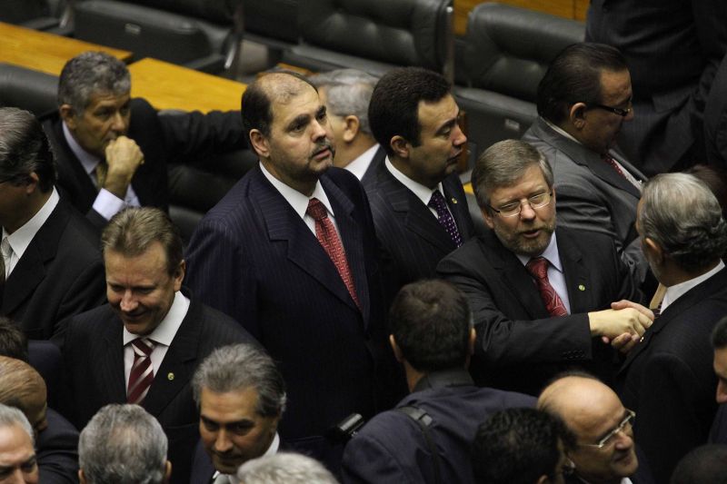 Para ser eleito, Marco Maia (cumprimentando um colega) precisava de 257 votos. Apesar de concorrer com outros três deputados, recebeu 375 votos dos 513 que estavam em jogo | Wenderson Araújo/Gazeta do Povo