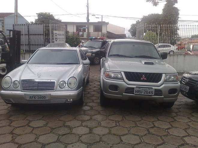 Uma Mercedes Benz e uma Pajero foram apreendidas na casa do acusado | 
