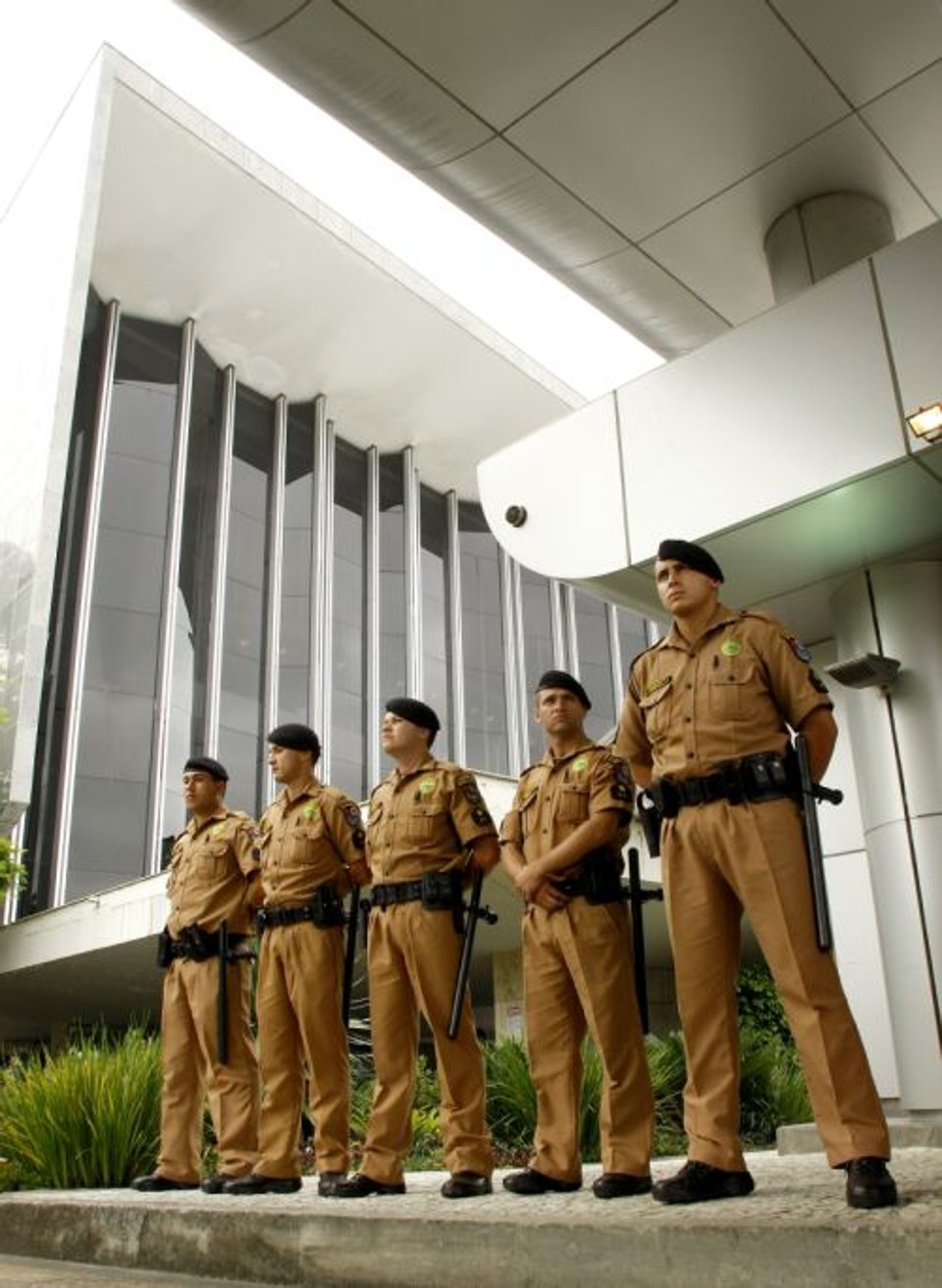 Grupo de policiais protege a entrada da Assembleia: PM ficará na Casa por tempo indeterminado | Hugo Harada/Gazeta do Povo