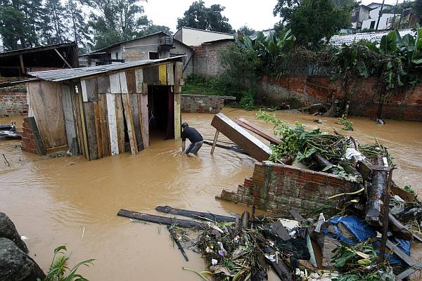 Imagens das casas na vila Marta em Almirante Tamandaré - José Machado, morador da vila trabalhando como voluntário | Albari Rosa / Agência de Notícias Gazeta do Povo