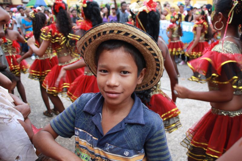 Um menino colombiano registrado no dia 11 de novembro de 2010 em meio ao desfile da independência em Cartagena das Índias | Mariângela Guimarães/Divulgação