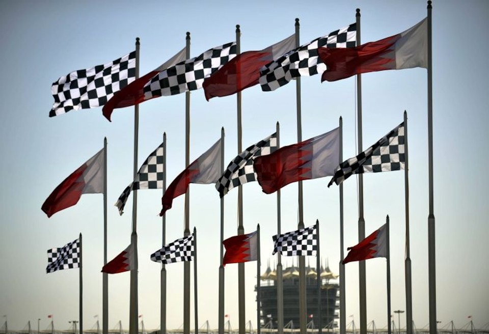 Bandeiras hasteadas no circuito do Bahrein: país fica de fora da temporada de 2011 por motivos políticos | Sascha Schuermann/AFP