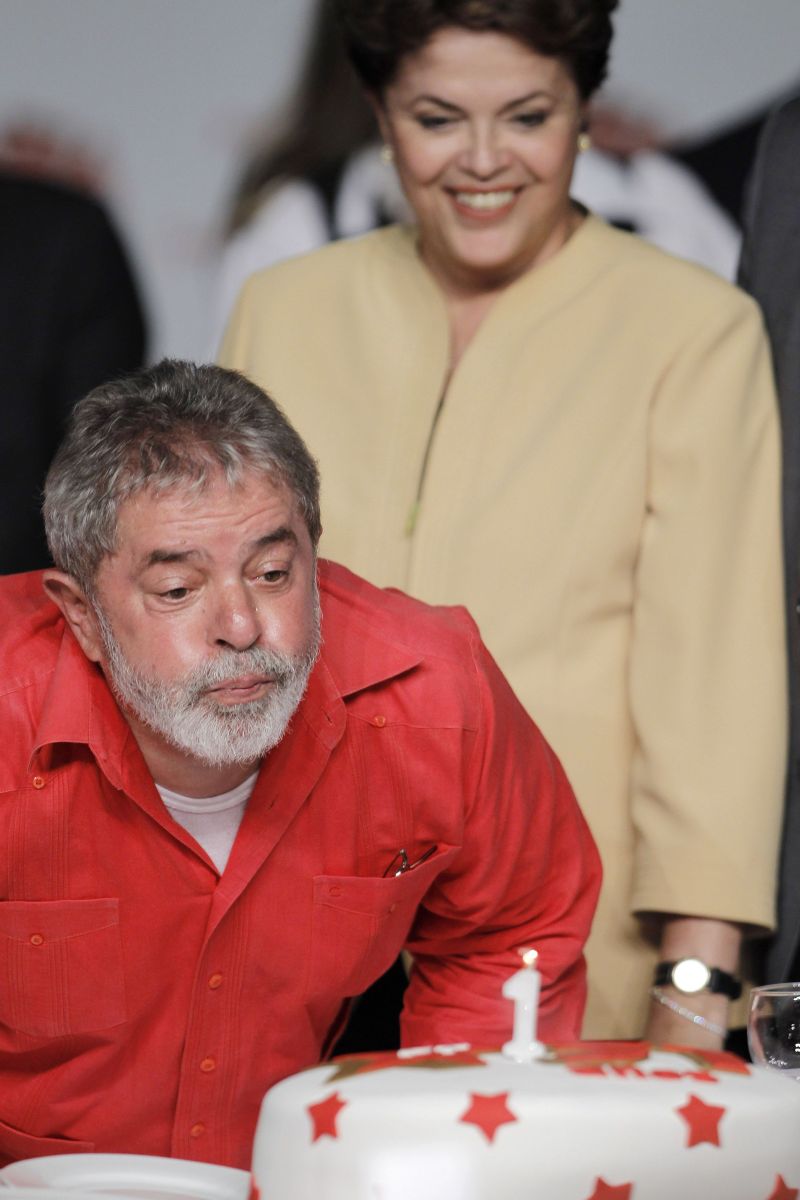 Lula sopra vela na festa do PT, obseervado por Dilma Rousseff | Ueslei Marcelino/Reuters