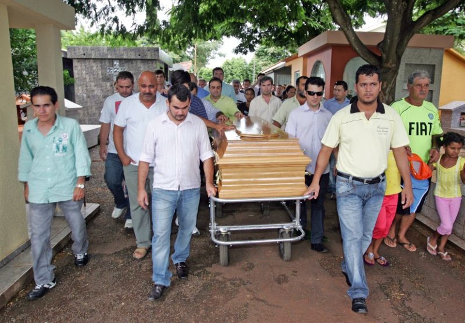 O corpo de Irani Pereira foi enterrado ontem à tarde em Santa Terezinha de Itaipu: comoção e lamento | Christian Rizzi/Gazeta do Povo