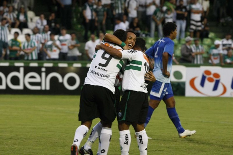 Coxa goleia em jogo de um time só e caça o Cianorte Rafinha recebe o abraço de Bill e Marcos Aurélio depois de facilitar a vida do Coritiba abrindo o placar antes do primeiro minuto de jogo contra o Iraty, no Alto da Glória | Pedro Serápio / Gazeta do Povo