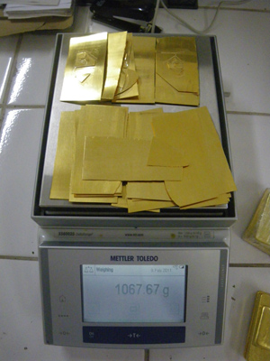 Folhas de ouro apreendidas com passageiro em Mato Grosso | Foto: Divulgação/PF