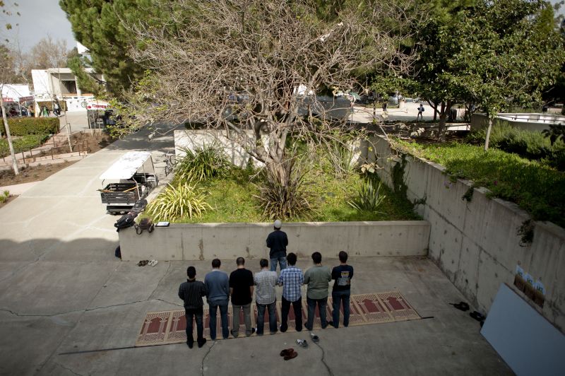 Alunos da Universidade da Califórnia voltados à Meca. União dos Estudantes Muçulmanos da instituição foi suspensa por três meses | Michal Czerwonka/The New York Times