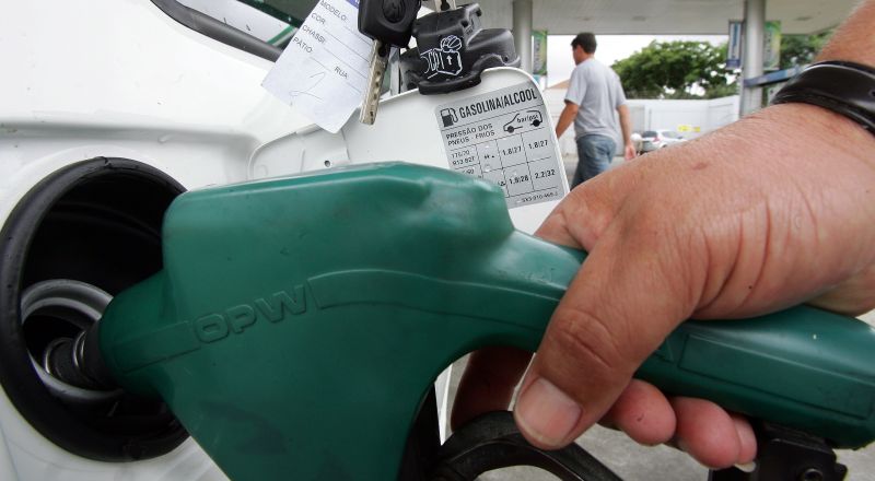 Fim dos descontos concedidos pelas distribuidoras, problemas pontuais na cadeia de produção e distribuição e as férias dos consumidores são citados como motivos para o reajuste do etanol | Daniel Castellano/Gazeta do Povo