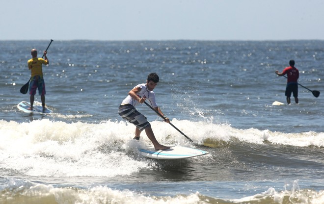 O remo ajuda na hora de atravessar a arrebentação e possibilita que o surfista entre na onda já em pé | 