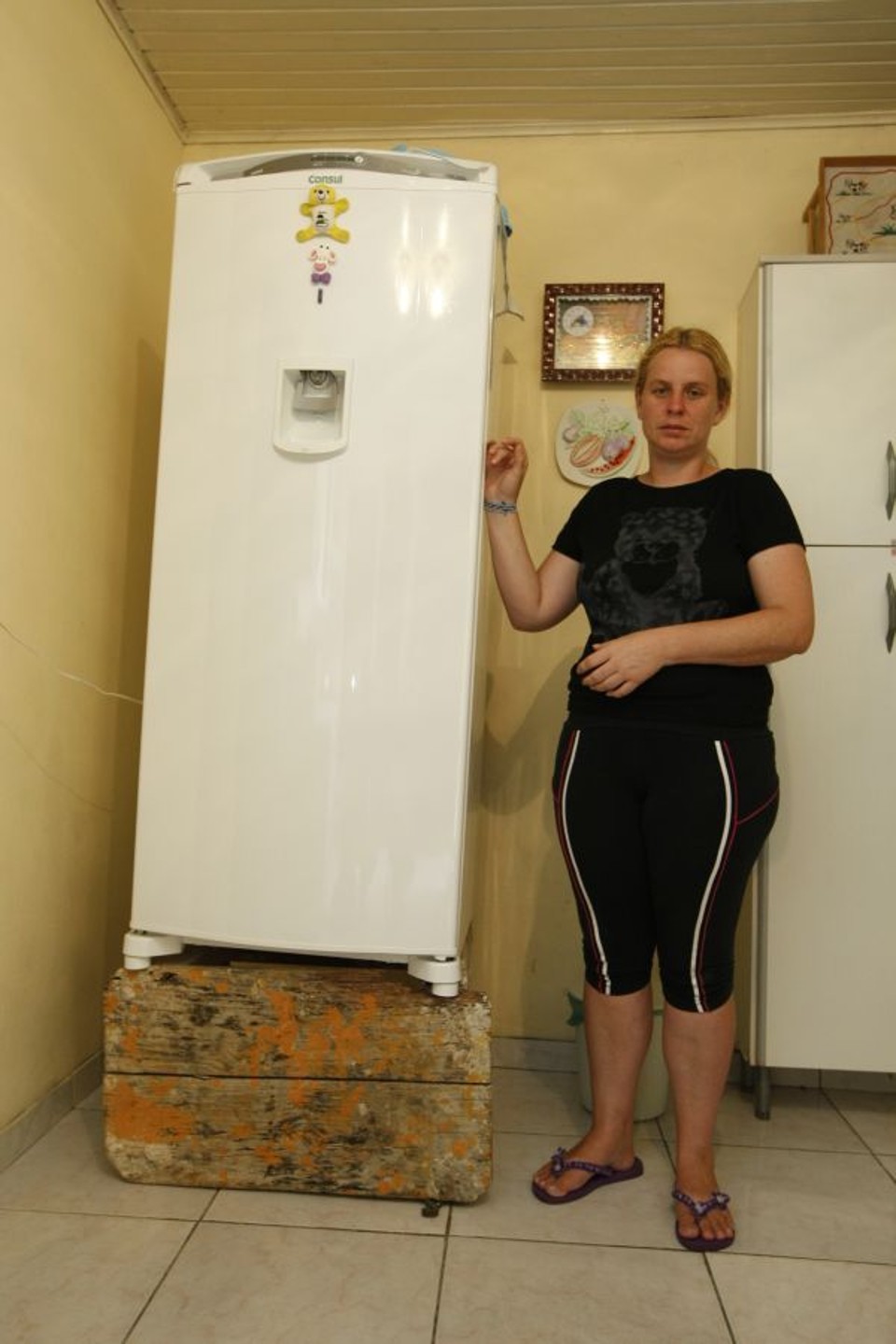 Como o tempo ainda está feio, resolvi deixar tudo erguido. Tenho medo que [o alagamento] aconteça de novo.  - Daniela Tuschimski, moradora da Vila Verde, na Cidade Industrial de Curitiba | Marcelo Elias/Gazeta do Povo
