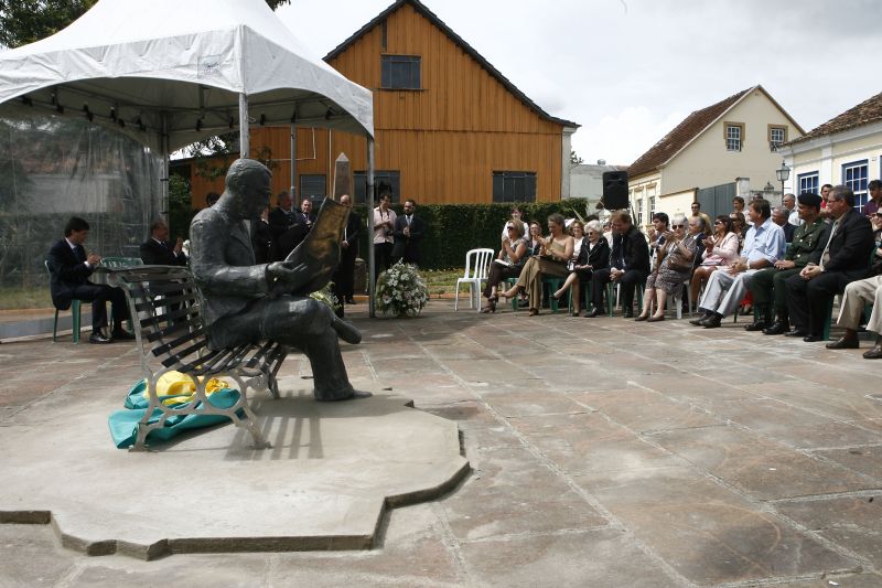 Estátua mostra Cunha Pereira sentado, lendo um jornal e com um dos pés indicando a cidade da Lapa no mapa do Paraná | Priscila Forone/Agência de Notícias Gazeta do Povo