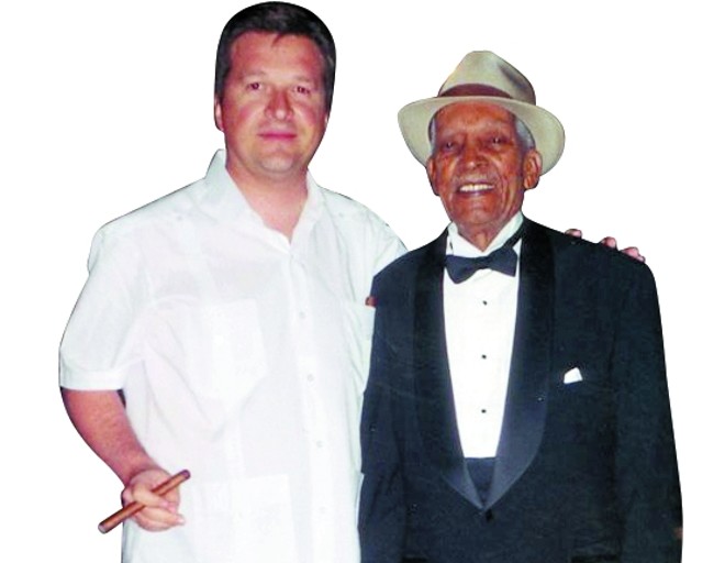 O empresário curitibano Veríssimo Cubas retorna neste fim de semana de Havana, onde foi participar do XIII Festival del Habano, evento de promoção do charuto cubano, ao qual comparece desde a primeira edição. Em 2002, ele se encontrou com o astro da música cubana Compay Segundo, já falecido, no jantar de gala do festival | 