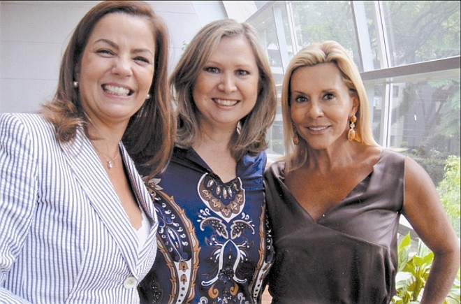 Ladeada por Nadyesda de Almeida Bonet e Jandirinha Khury, Ana Maria Kohane abriu seu flat-cobertura para almoço de confraternização | 