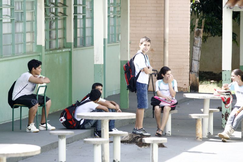Sem professores, alunos do Colégio Estadual Tomaz Edson de Andrade Vieira, em Maringá, ficaram o período de aulas no pátio | Ivan Amorin/Gazeta do Povo