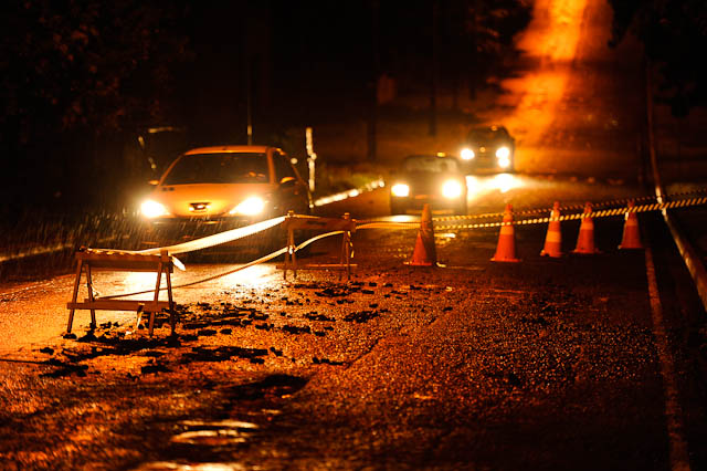 Na Avenida Nildo Ribeiro, a chuva danificou parte do asfalto, obrigando a Setran a interditar parte da pista | Fábio Dias