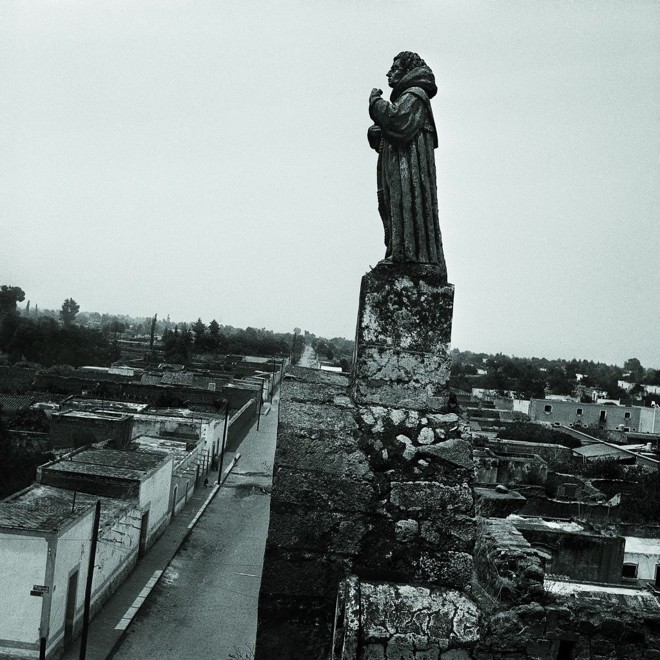 Escultura religiosa e vista urbana, década de 1950 |