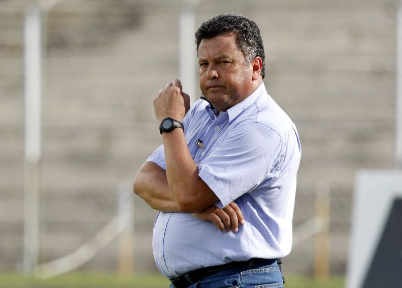 A fragilidade do elenco aliviou temporariamente a situação de Roberto Cavalo, mas anistia tem prazo para acabar |