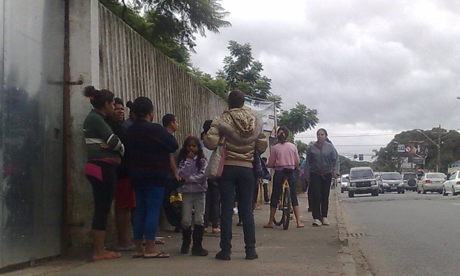 Vinte minutos antes do horário de saída, já era grande o movimento diante da escola |