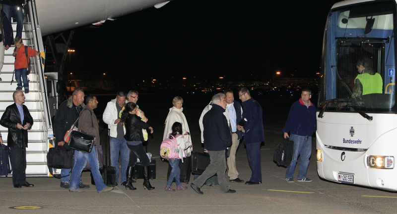 Passageiros alemães chegam de Tripoli ao aeroporto de Colônia-Bonn | Reuters