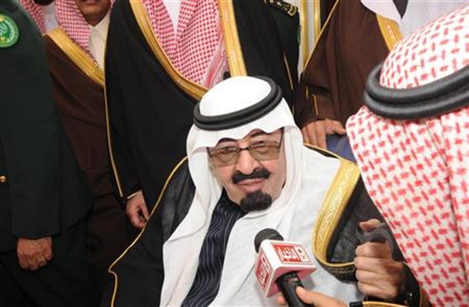 Rei Saudita, Abdullah, fala com a imprensa ao chegar em Riad. Abdullah retornou nesta quarta-feira à Arábia Saudita, e anunciou uma série de benefícios para a população, num valor total estimado em 35 bilhões de dólares, informou a televisão estatal | REUTERS/Saudi Press Agency/Divulgação