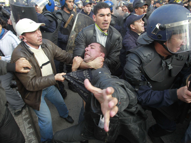 Policial à paisana detém manifestante durante protesto neste sábado em Argel | Foto: Louafi Larb/Reuters