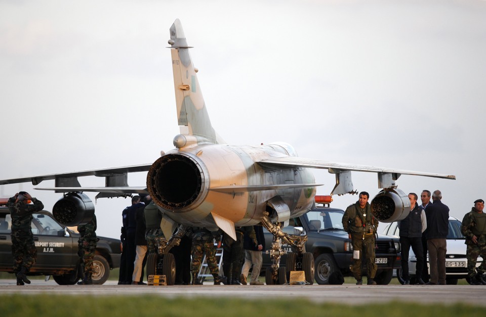Um dos aviões da Força Aérea da Líbia que aterrisaram em Malta | REUTERS/Darrin Zammit Lupi