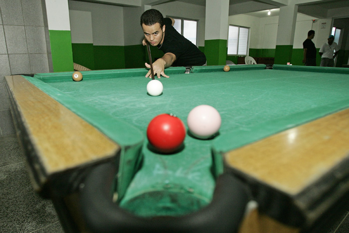 Com o tempo ruim, os veranistas se divertem nos salões de jogos dos hotéis e das colonias de férias | Antônio More / Agência de Notícias Gazeta do Povo