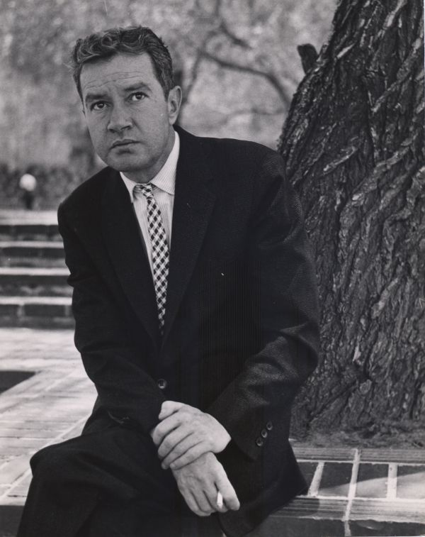 O escritor Juan Rulfo em meados da década de 1950, em fotografia de autor desconhecido | Archivo de la Fundación Juan Rulfo/Divulgação