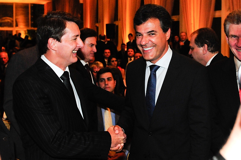 O governador Beto Richa cumprimenta o novo presidente da Federação das Associações Comerciais e Empresariais do Estado do Paraná (Faciap), Rainer Zielasko, empossado anteontem durante concorrido jantar no Castelo do Batel | Rubens Nemitz Jr.