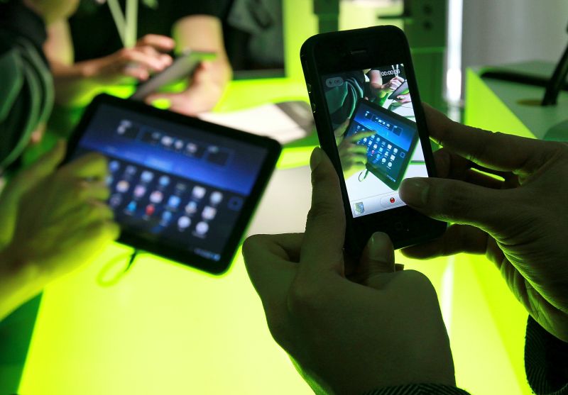Usuários manipulam aparelhos equipados com o Honeycomb, em apresentação fechada: concorrência deve crescer | Justin Sullivan/AFP