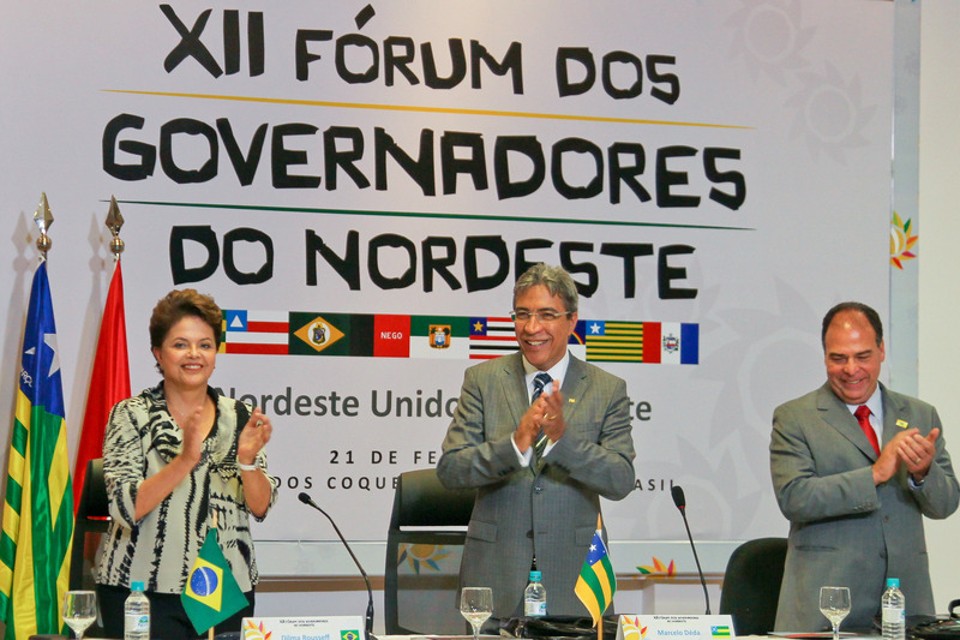 A presidente Dilma Rousseff e o governador Marcelo Déda (ao centro) durante o encontro com os governadores | Agência Brasil