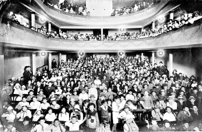 Interior do Cine Central, também em 1919. Note as crianças tapando os ouvidos em razão da explosão do pó de magnésio para gravar a fotografia | 