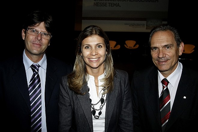 Ariel Scheffer da Silva (à esq.), gerente de Meio Ambiente do HSBC, e João Adolfo Oderich, gerente-geral da Refinaria Presidente Getúlio Vargas (Repar), de Araucária, com a diretora de marketing do GRPCom, Milena Seabra, anfitriã do 2º Fórum Águas do Amanhã, no Teatro HSBC. O evento, realizado ontem, discutiu o uso racional dos recursos hídricos da bacia do Alto Iguaçu, na região metropolitana de Curitiba |