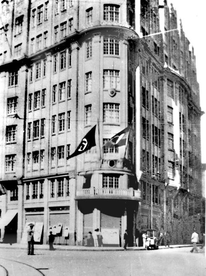 Cine Odeon, antigo Cine Glória, em foto de 1947. Ao lado vemos o Cine Ópera, inaugurado em 1941 | 