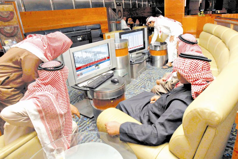 Operadores no Saudi Investment Bank, em Riad (Arábia Saudita), acompanham noticiário sobre os protestos no Egito: temor é que tensão se espalhe pelo Oriente Médio | Fahad Jadeed / Reuters