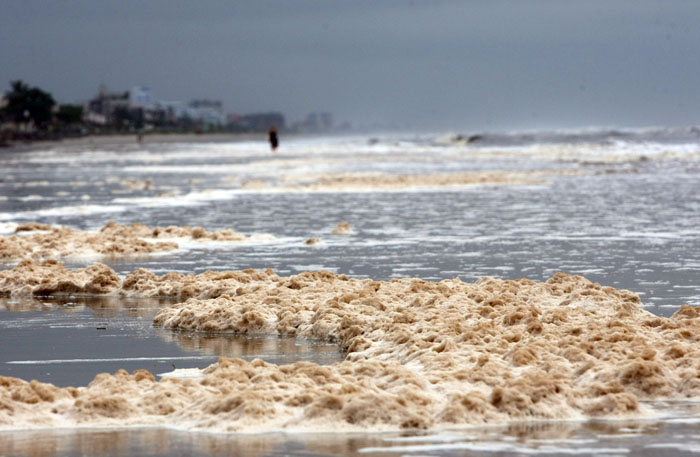 A Praia Central de Matinhos amanheceu coberta de espuma e detritos | Valterci Santos / Agência de Notícias Gazeta do Povo