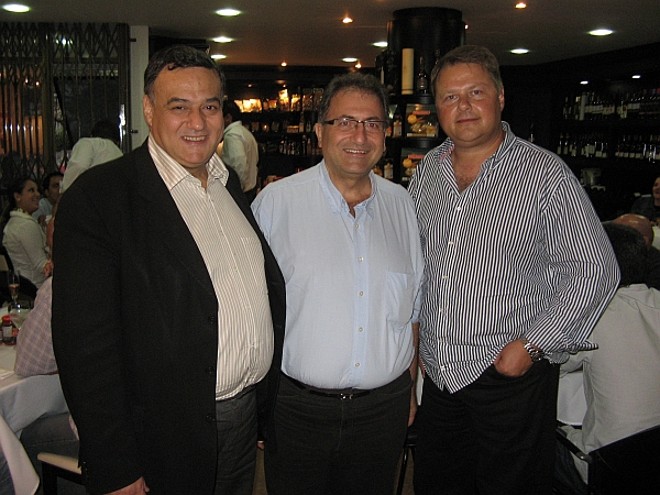 O advogado e enófilo Guilherme Rodrigues e o restaurateur Andersen Prado, proprietário da Trattoria Boulevard (ambos à esq.), prestigiaram o Happy Hour Paganini promovido quinta-feira pelo empresário Pedro Corrêa de Oliveira (à dir.), no Espaço Gourmet da importadora Porto a Porto | 