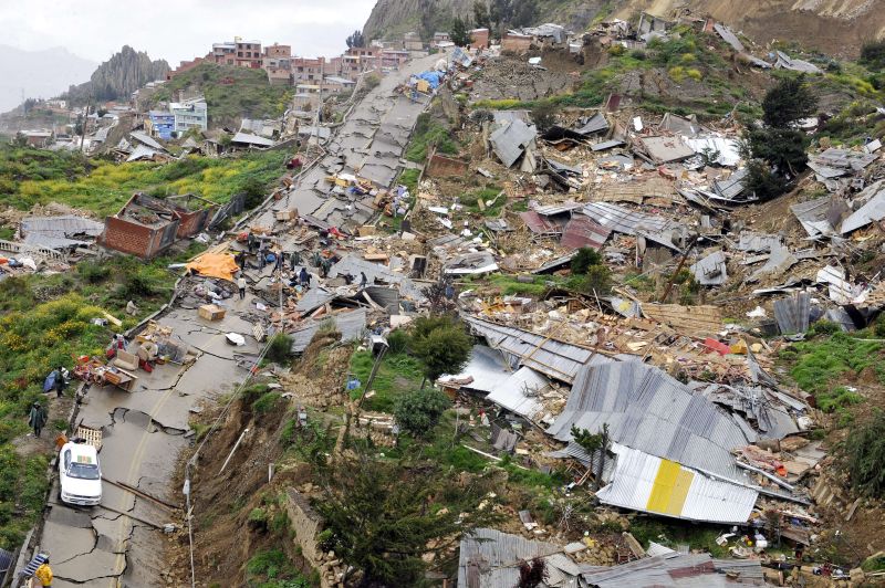 Cerca de 400 casas foram devastadas pelo deslizamentos de terra provocados pelas fortes chuvas que afetam a região | AFP
