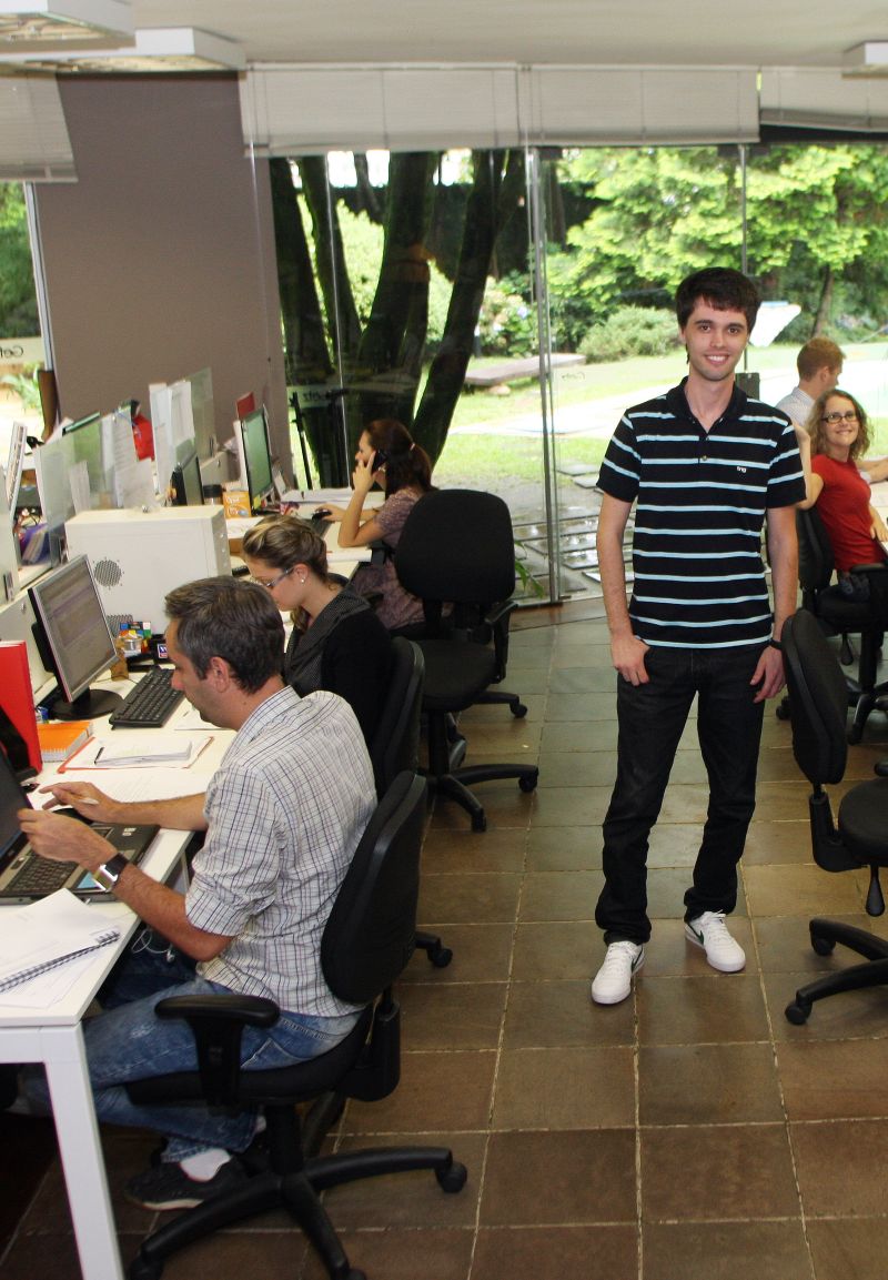 Não estava conseguindo uma oportunidade de mostrar meu trabalho e achei que criar uma página no Facebook mostraria que eu realmente estava interessado em trabalhar na agência", Marcos Daniel Santana, diretor de arte, que consegiu um emprego na Getz pelo Facebook | Walter Alves / Gazeta do Povo