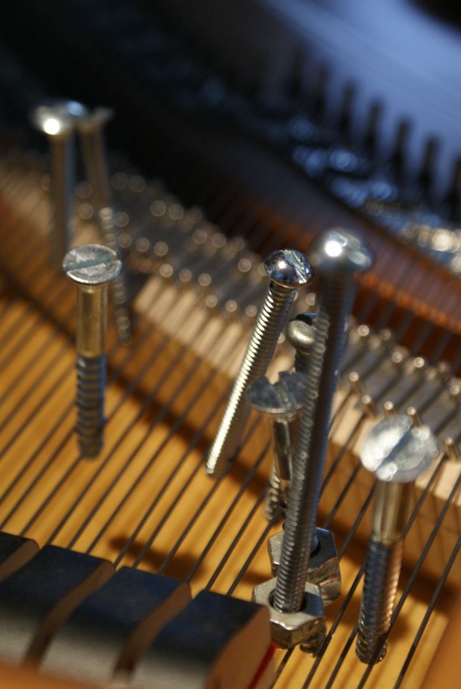 Parafusos pendem das cordas do piano | 