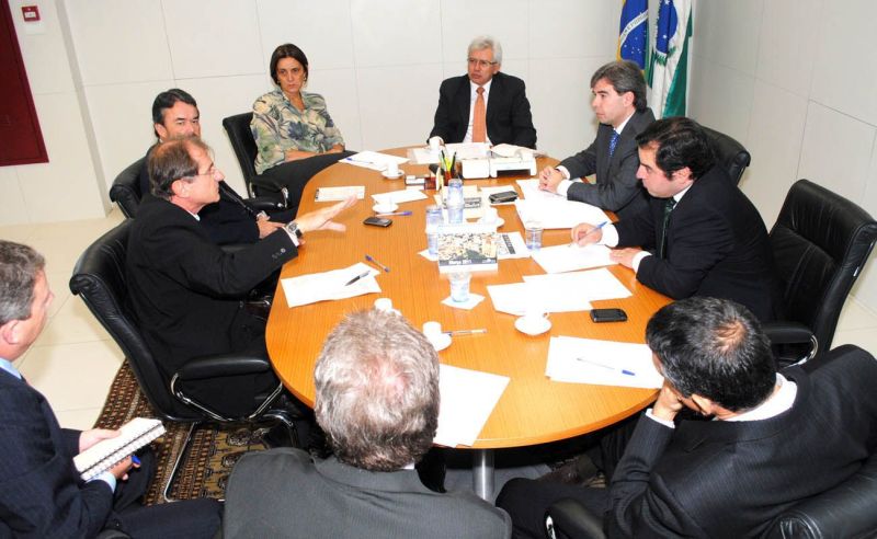 A reunião entre representantes do governo e do MP-PR: ideia é formalizar o Gaeco e criar unidade no Norte Pioneiro | Osvaldo Ribeiro/SECS