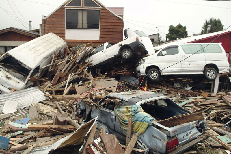 Foto de fevereiro de 2010 mostra estragos causados pelo terremoto no Chile. Carros foram arrastados pelas ondas gigantes | Reuters
