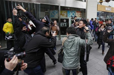 A polícia chinesa dispersou um grande número de pessoas que se reuniram no centro de Pequim neste domingo, após conclames via Internet espalhados por toda o país pedindo encontros pró-democracia inspirados por manifestações de protesto em todo o Oriente Médio | REUTERS/Stringer