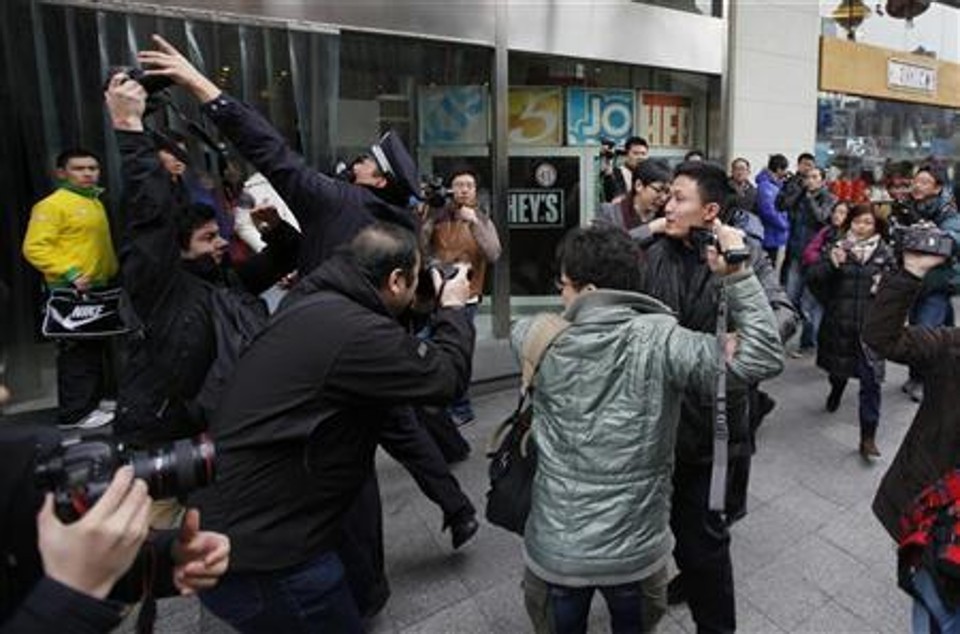 A polícia chinesa dispersou um grande número de pessoas que se reuniram no centro de Pequim neste domingo, após conclames via Internet espalhados por toda o país pedindo encontros pró-democracia inspirados por manifestações de protesto em todo o Oriente Médio | REUTERS/Stringer