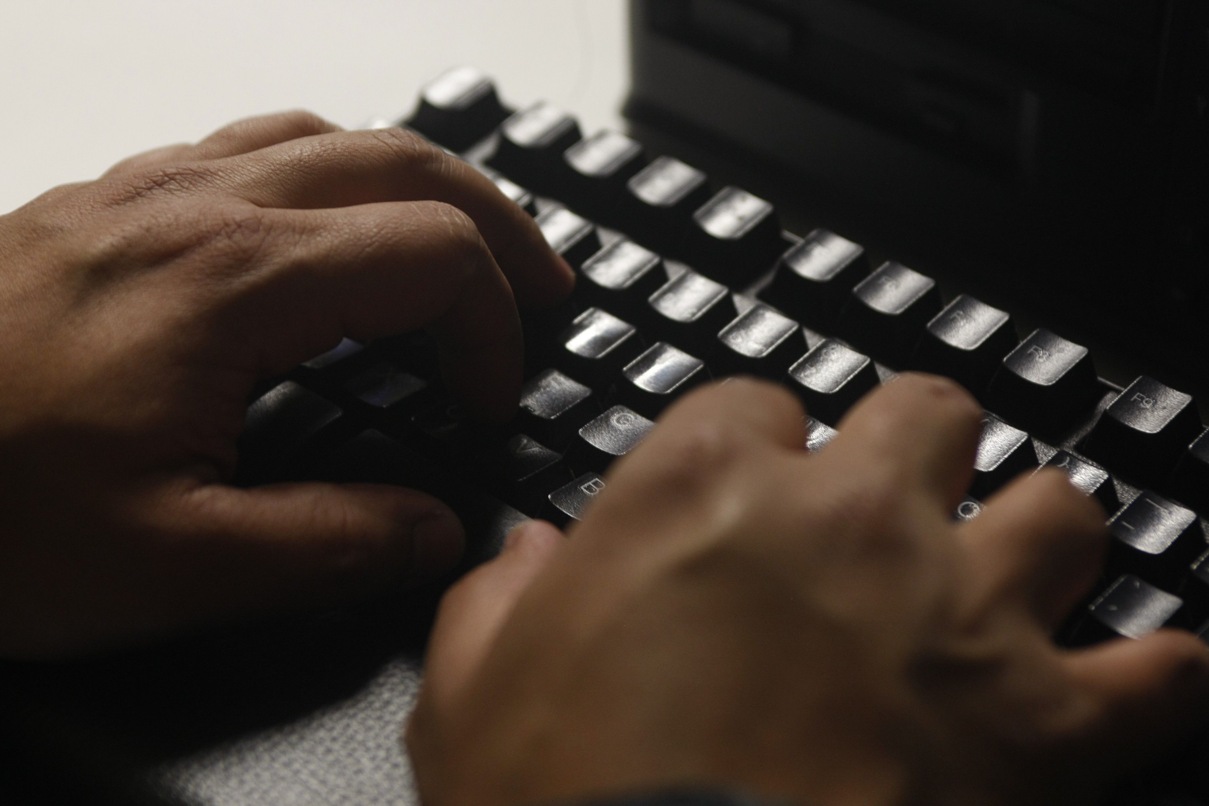 Navegar na internet | Daniel Castellano/Agência de Notícias Gazeta do Povo