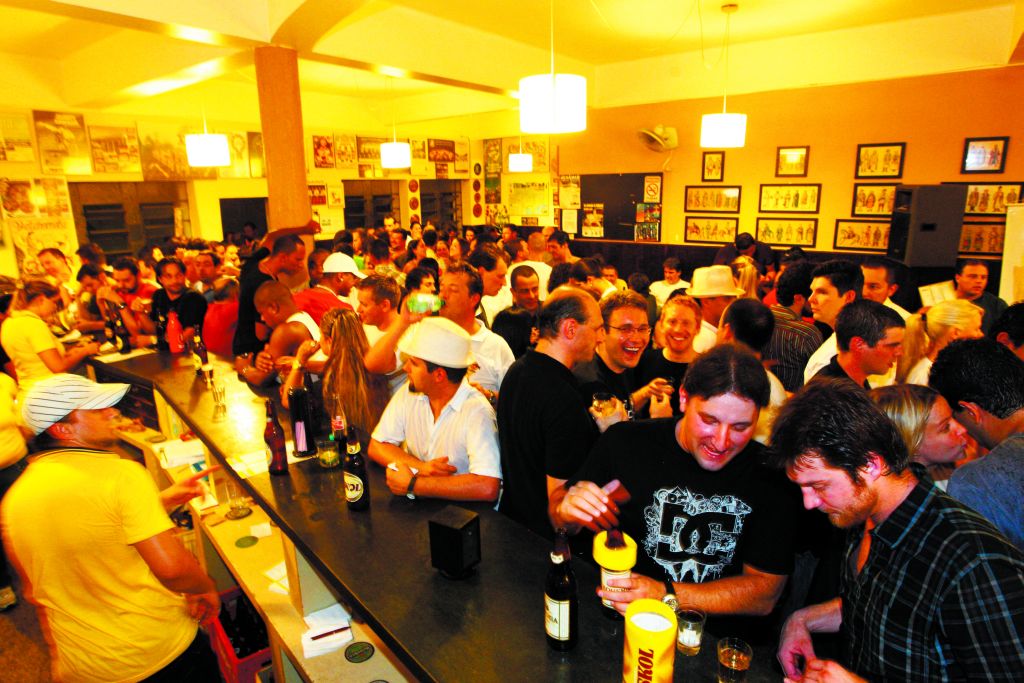 Barbaran lotado na última quinta-feira, quando 295 pessoas foram ao espaço para ver o Trio Lamara, comer pastéis cozidos e enxugar 36 engradados de cerveja | Marcelo Elias/Gazeta do Povo